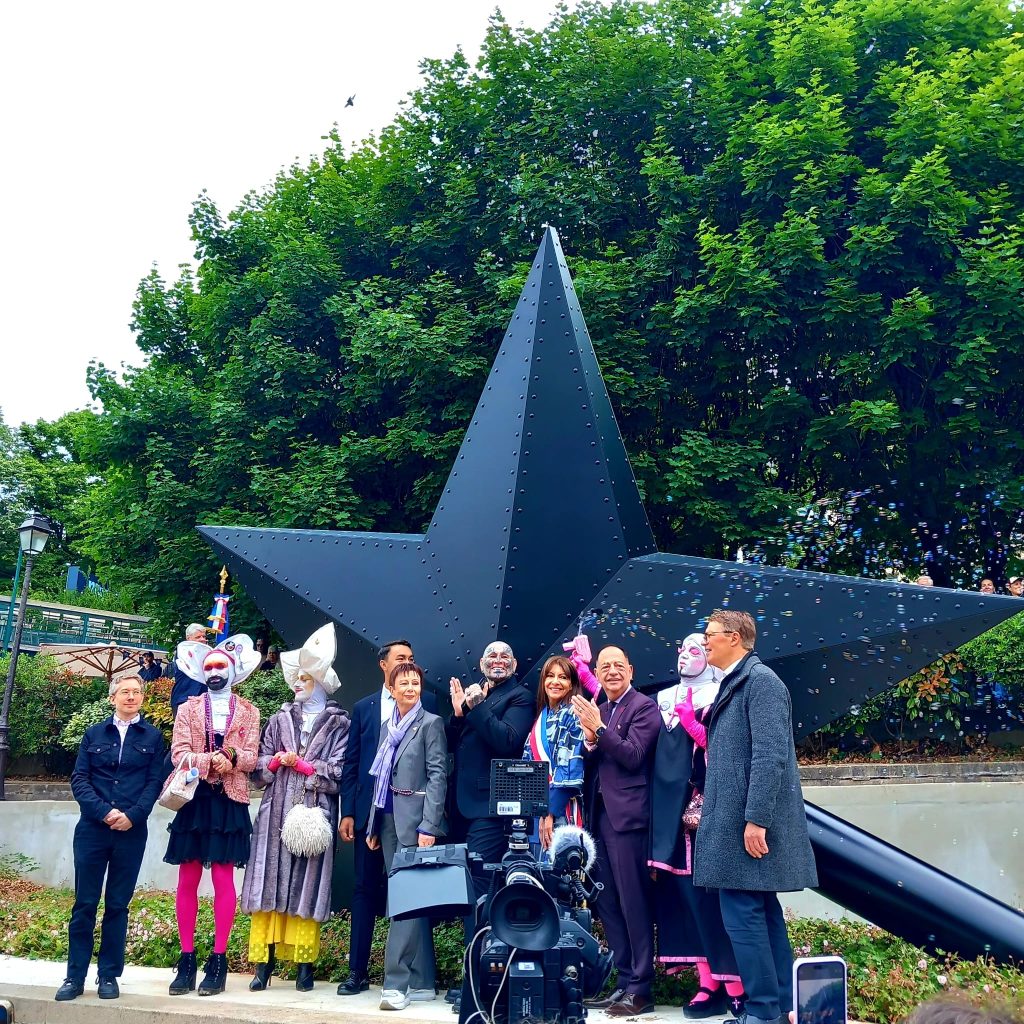 l'artiste, des élues, 2 sœurs de la perpétuelle indulgence devant le monument 2 fois plus grand qu'eux