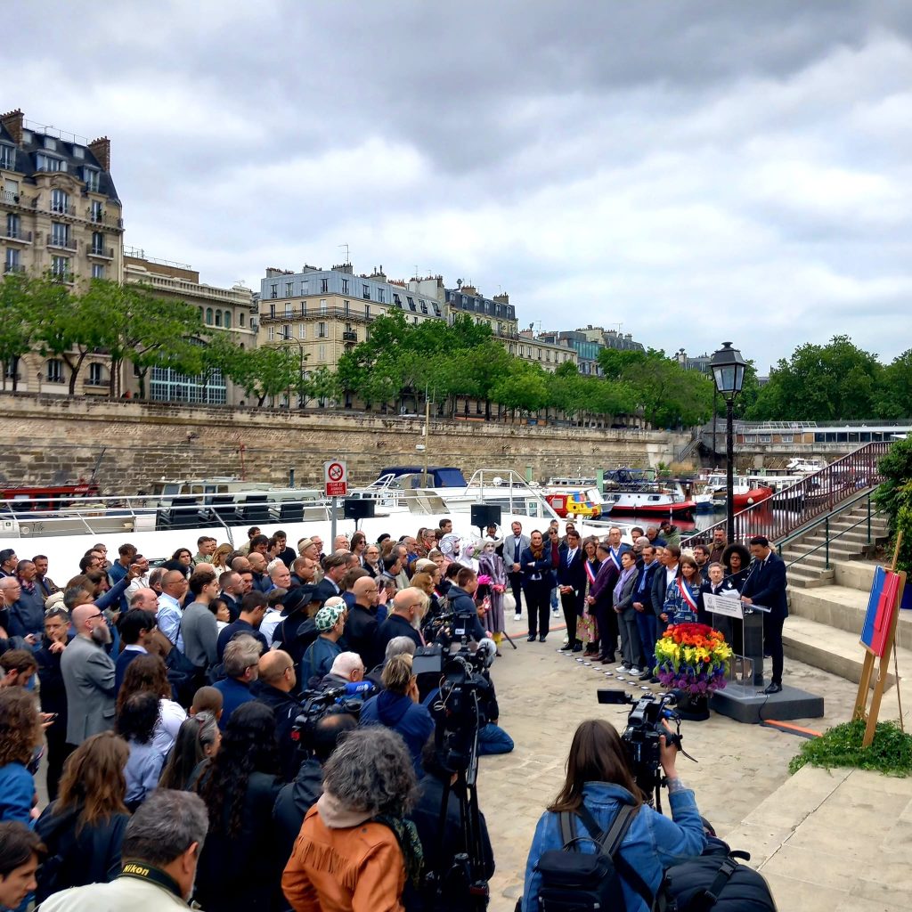 vue du port de l'harcenal. foule de dos à gauche, à droite élues et élus