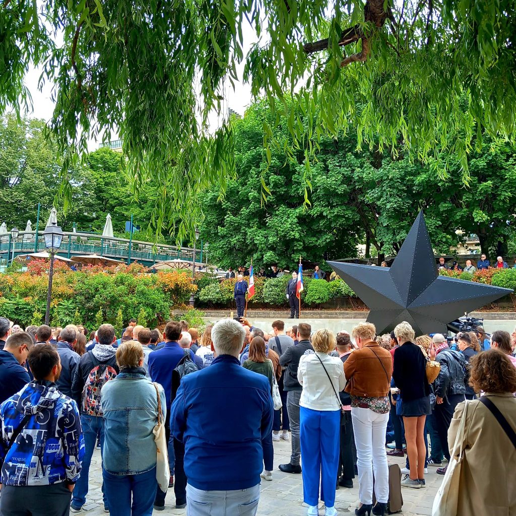 monument, foule au premier plan, verdure en second plan